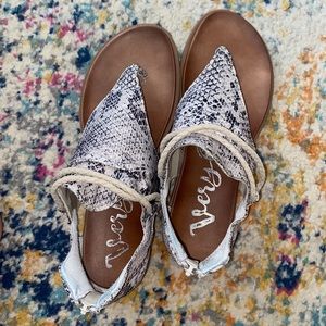 Size 8 sandals beige snakeskin print -Very G brand